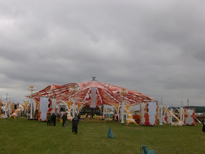 Farbfoto: Zelt auf dem Antaris-Festival im Jahre 2011. Fotograf: R.I.