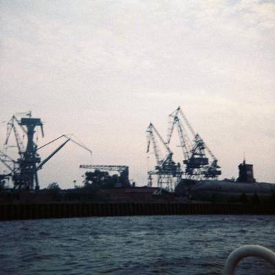 Foto von der Werft RHEINSTAHL NORDSEE WERKE in Emden an einem Abend im Jahr 1967.