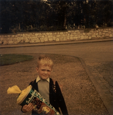 Farbphoto von der Sprengerstraße Ecke Struckmannstraße von einem Jungen an seinem ersten Schultag mit seiner Schultüte.