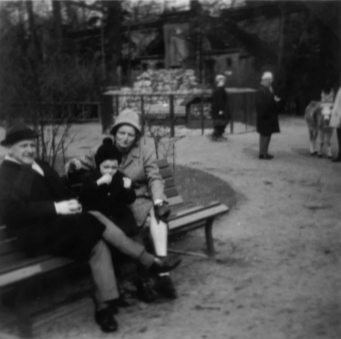Photo: Drei Berlin-Besucher aus Hildesheim auf einer Sitzbank im Zoo in Berlin(West) im Jahre 1967. Photo: Erwin Thomasius.