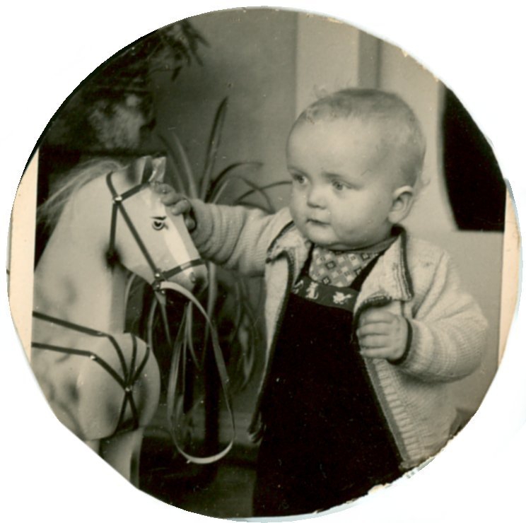 Schwarz-Weiß-Foto: Ein im Jahre 1954 geborener Junge und sein Schaukelpferd, das er zu Weihnachten 1954 geschenkt bekam Weihnachten 1954 in Emden. Fotografin: I.O.