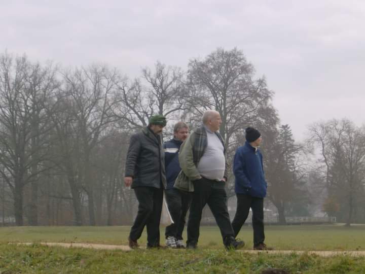 Farbfoto: Vier Spaziergänger aus Berlin im Park von Fürst Pückler - Muskau im Muskauer Park im November 2011. Fotograf: Ralph Ivert.