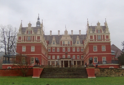 Farbfoto: Blick auf die Schlossrampe am Neuen Schloss im Fürst-Pückler-Park in Muskau im November des Jahres 2011. Fotograf: Ralph Ivert.