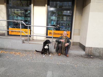 Farbfoto von Ralfs Hund Matschek und von Ralf Splettstößer. Im Oktober 2024. Fotograf: Erwin Thomasius.