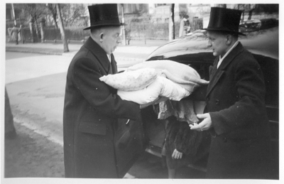 Schwarz-Weiß-Foto: Eine Taufe in Göttingen im Jahre 1954. Fotografin: I.O.