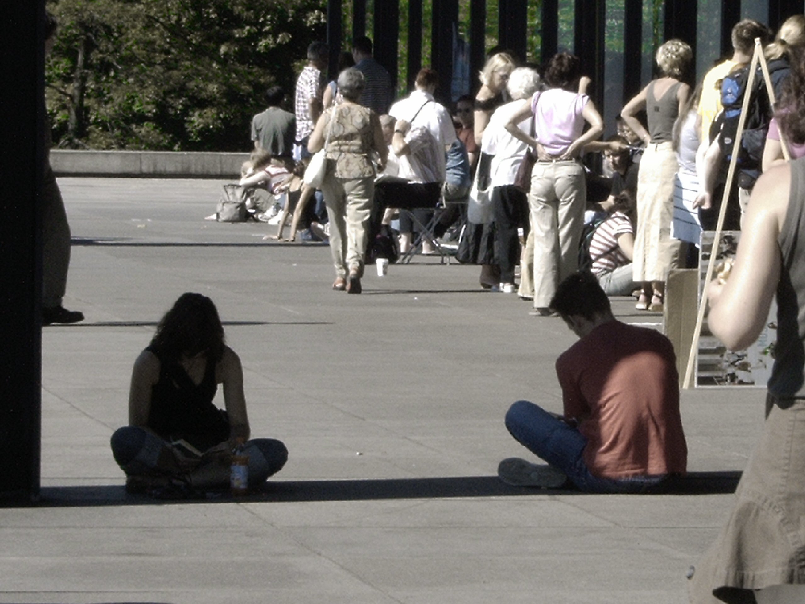 In der Schlange um die Neue Nationalgalerie in Berlin waehrend der Kunstausstellung Das MoMA in Berlin im September 2004. Photo: Kim Hartley.