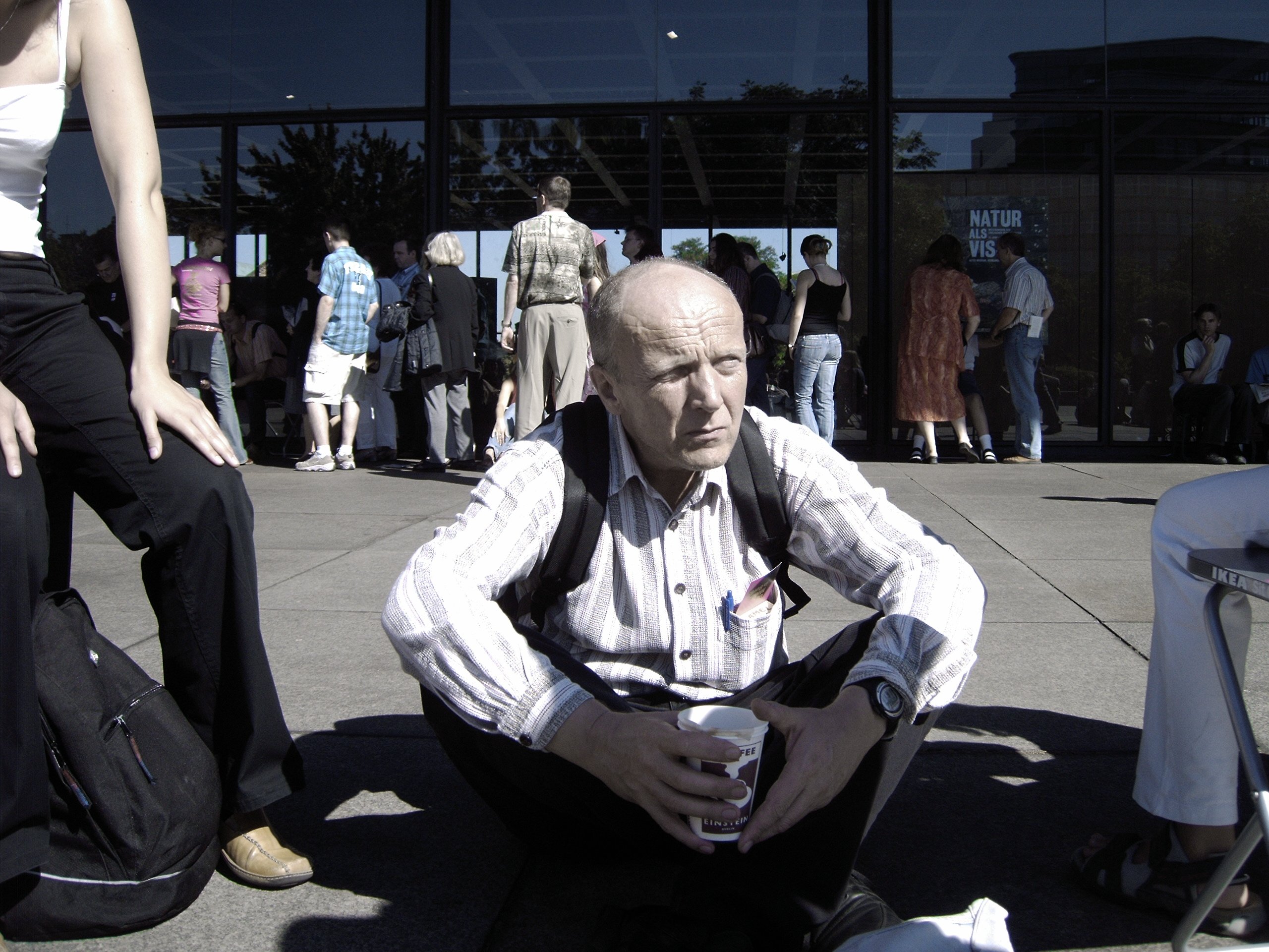 In der Schlange vor der Kunstausstellung MoMA in Berlin im September 2004. Photo: Kim Hartley.