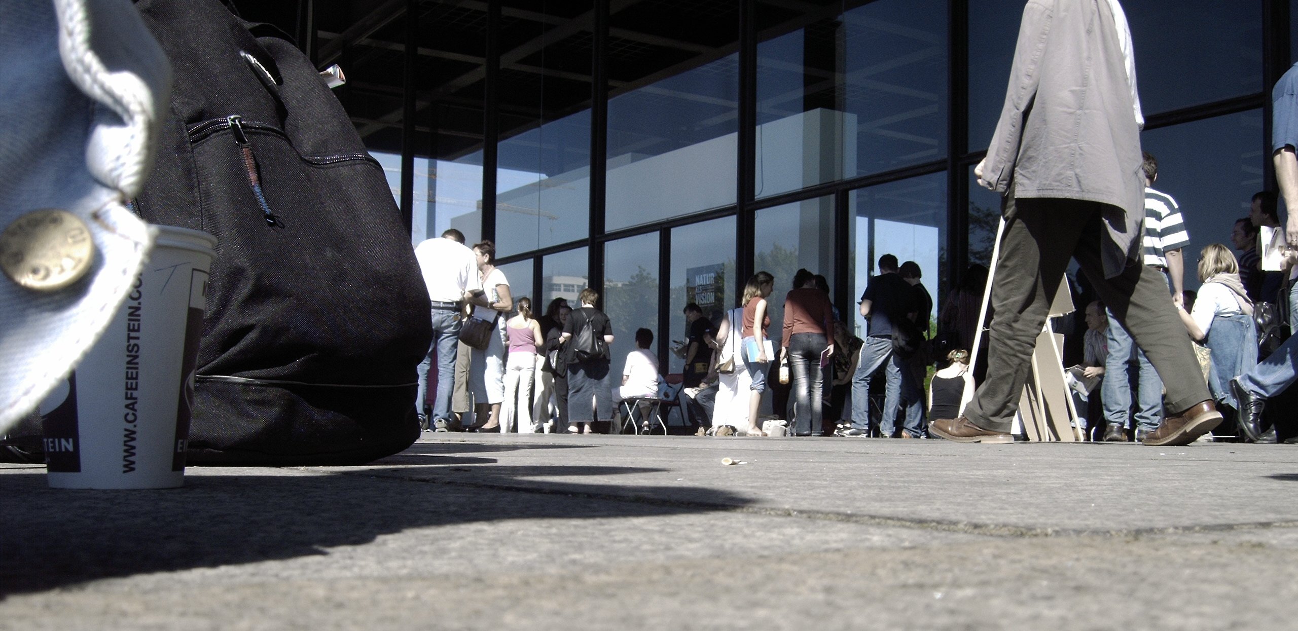 In der Schlange vor der Kunstausstellung MoMA in Berlin im September 2004. Photo: Kim Hartley.