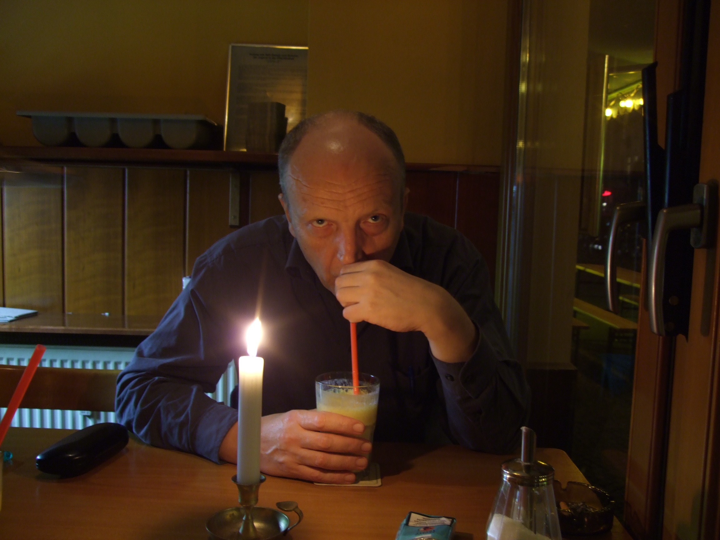Erwin Thomasius im Novermber 2007 in einem Indischen Restaurant in Berlin beim Trinken von Mango-Lassi. Photograph: Kim Hartley.