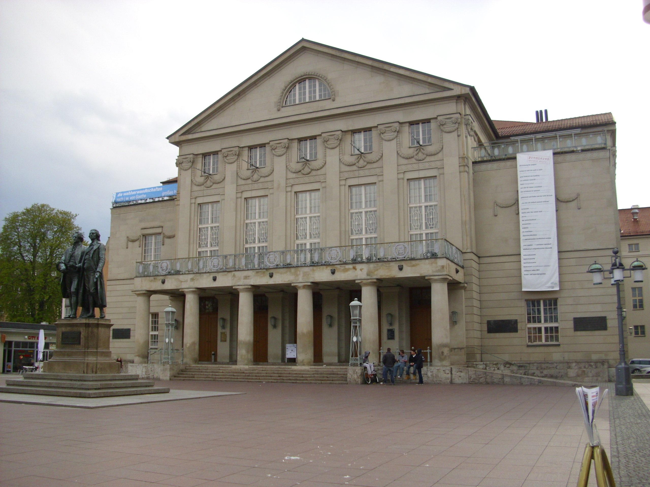 Farbfoto:  Das Goethe und Schiller Denkmal vor dem Deutschen Nationaltheater auf dem Theaterplatz in Weimar im Jahre 2012. Fotograf: Bernd Paepcke.