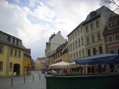 Farbfoto: Das Wohnhaus von Johann Wolfgang von Goethe und der Goethebrunnen und eine mit einem Zitat von Jules Renard beschriftete Hauswand am Frauenplan in Weimar im Jahre 2012. Fotograf: Bernd Paepcke.