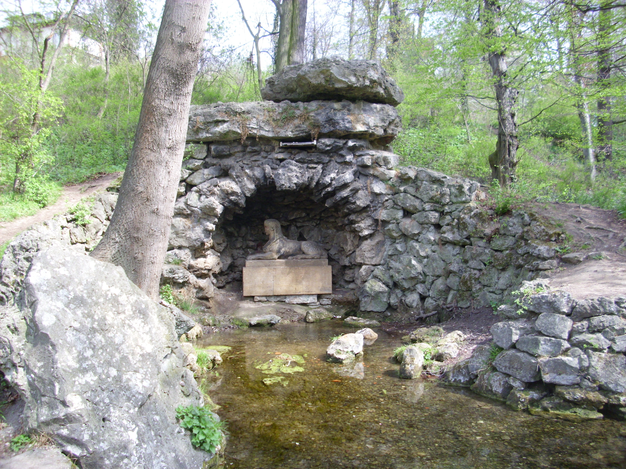 Farbfoto: Die Sphinx in der Sphinxgrotte an der Quelle von dem Fluss DIE LEUTRA im Park an der Ilm in Weimar im April des Jahres 2012. Fotograf: Bernd Paepcke.