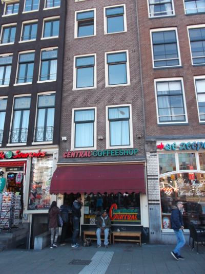 Farbfoto von dem Cofeeshop CENTRAL in Amsterdam im Jahre 2016. Fotograf: R.I.