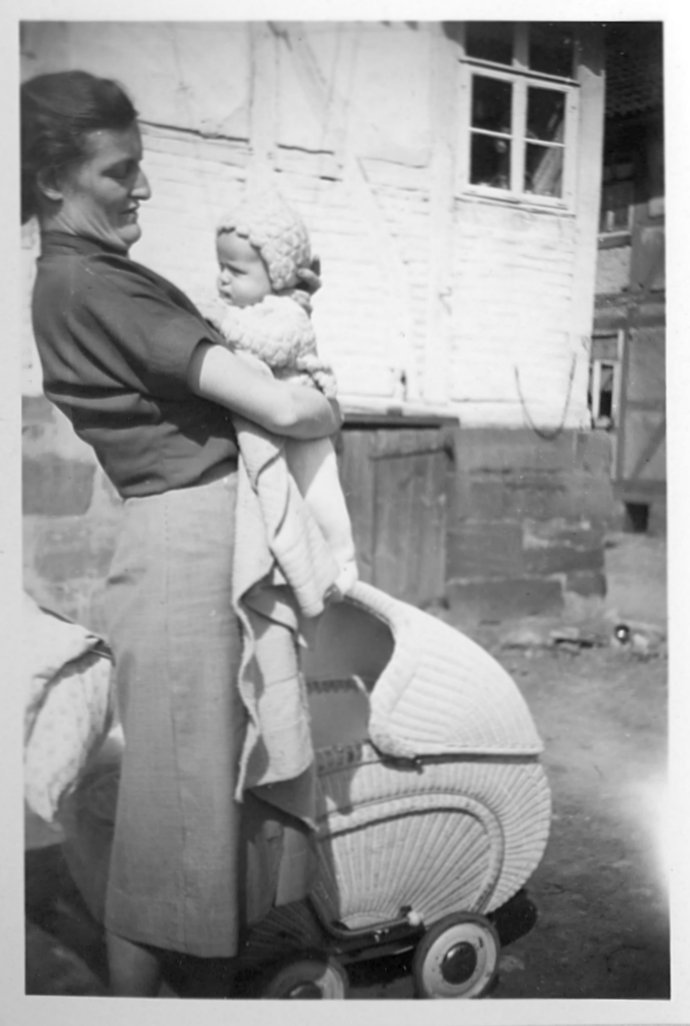 Schwarz-Weiß-Foto: In dem Dorf Angerstein im Jahre 1954.