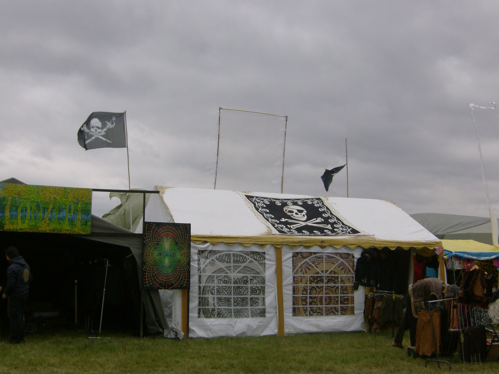 Farbfoto: Die Piratenflagge auf dem Antaris-Festival im Jahre 2011. Fotograf: R.I.