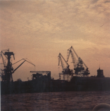 Photo vom Emder Hafen aus dem Jahr 1967. Unten rechts das verunglückte U-Boot U-HAI.