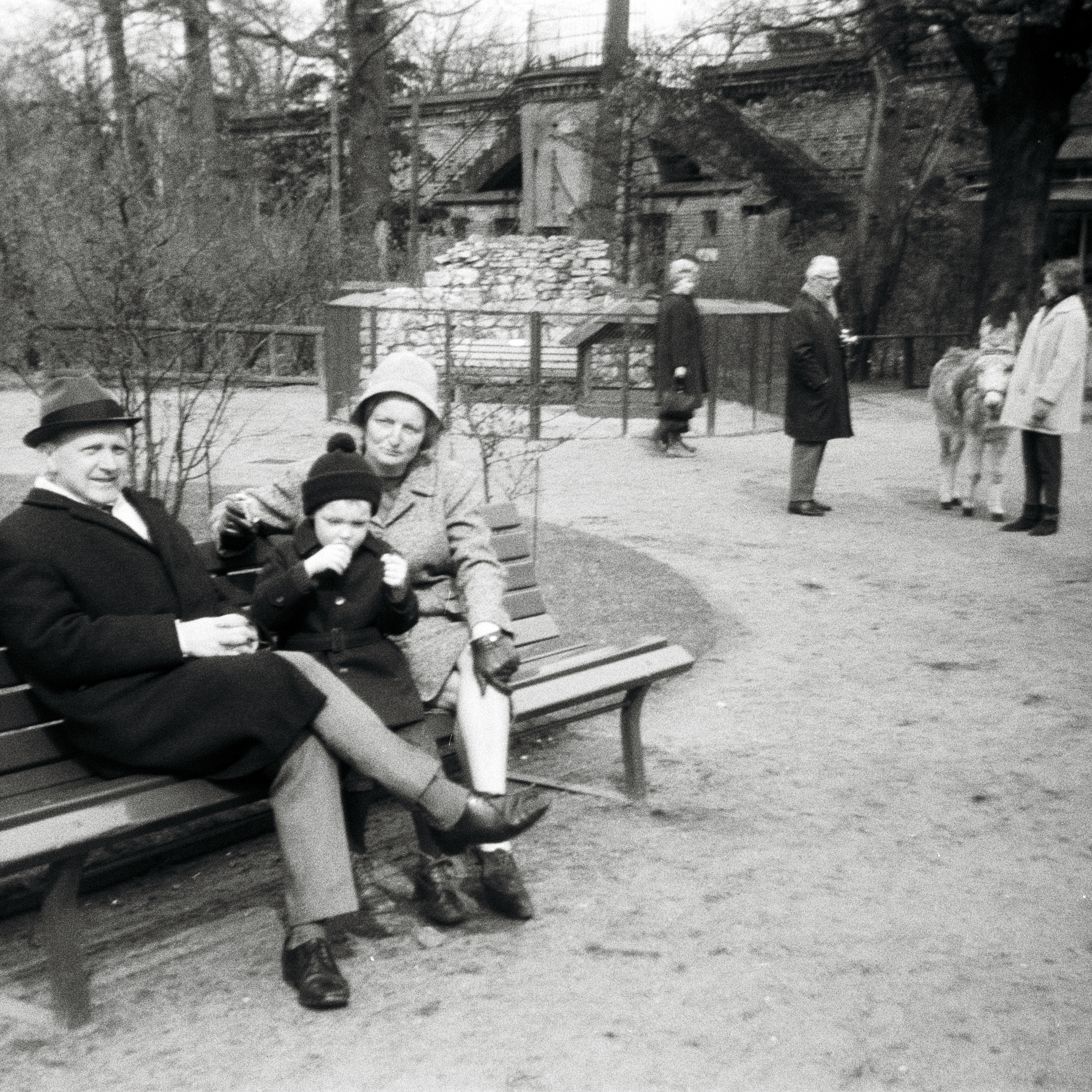 Photo: Drei Berlin-Besucher aus Hildesheim auf einer Sitzbank im Zoo in Berlin(West) im Jahre 1967. Photo: Erwin Thomasius.