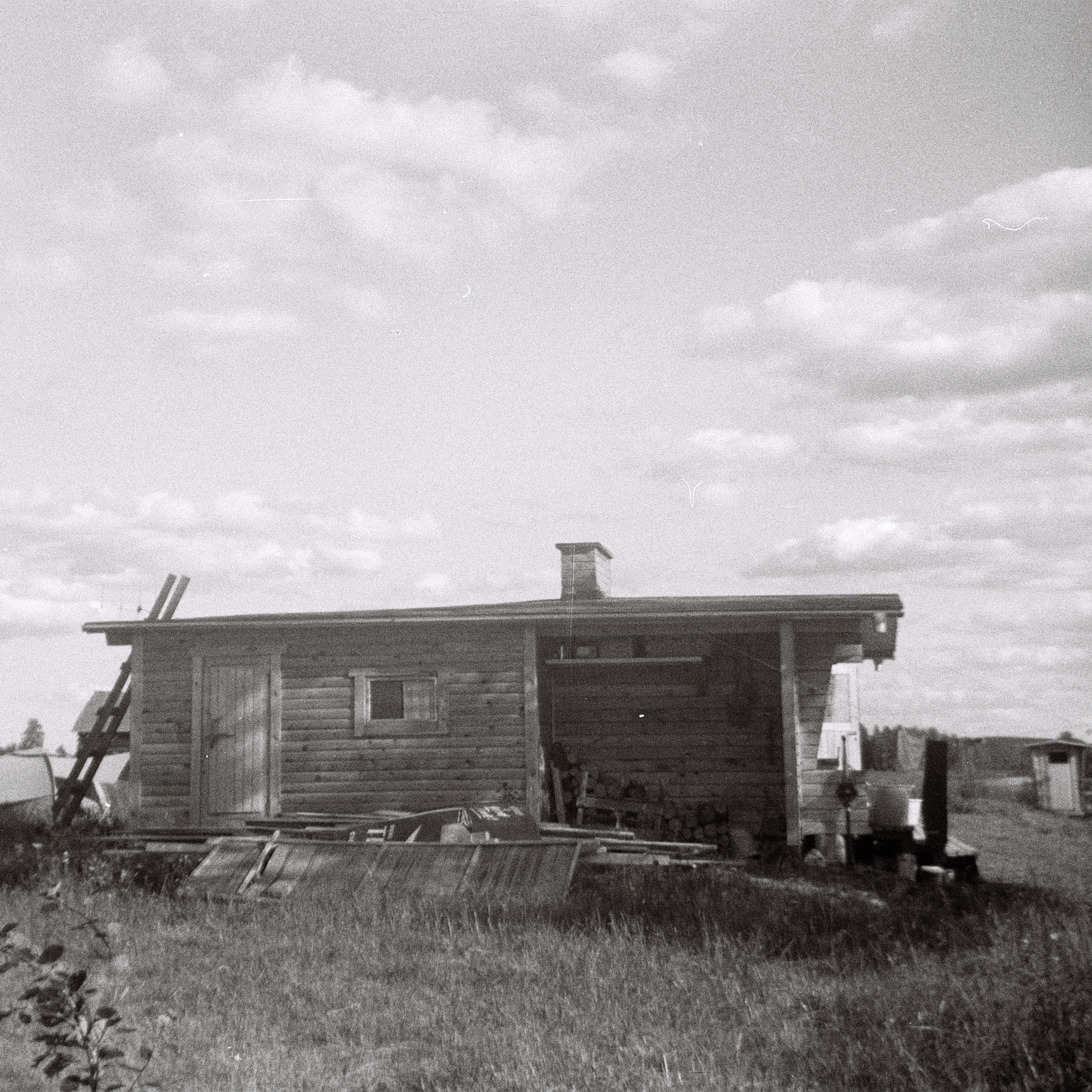 Ein Sommerhaus auf einer Insel in dem Fluss Oulu-Joki in Finnland. Foto: Erwin Thomasius. 1967.