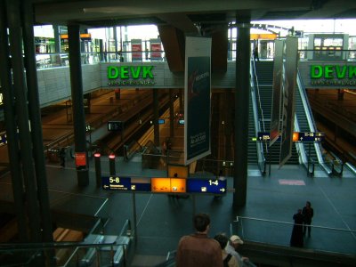 Farbphoto aus dem Berliner Hauptbahnhof im Juni 2009. Photograph: Bernd Paepcke.