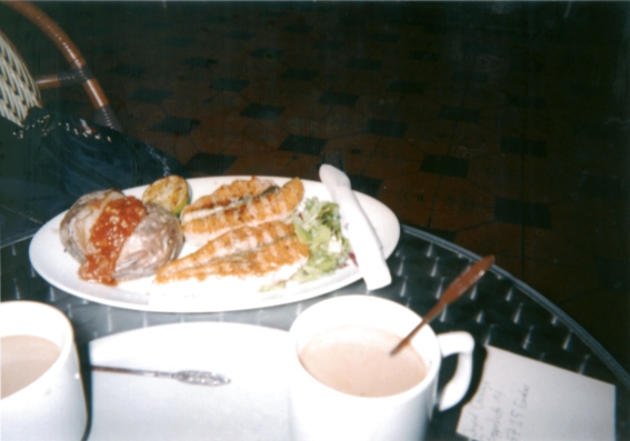 Photo: Ein Lachsgericht und zwei Tassen Kaffee in einem Restaurant in der großen Bahnhofshalle im Hauptbahnhof von Kopenhagen. Mai 2002. Copyright by jen.