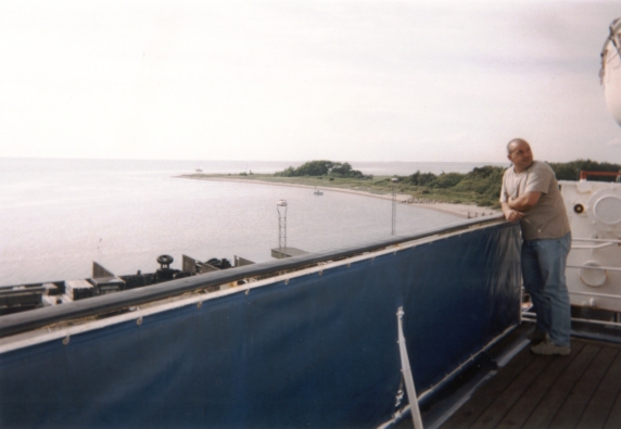 Farbphoto: Blick von der aus dem Hafen von Gedser Richtung Warnemünde/Rostock auslaufenden Fähre aus. Blick auf die Dänische Ostseeküste bei Gedser. Mai 2002. Copyright by jen.