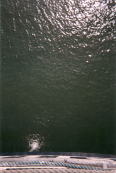 Farbphoto: Blick auf die Wasseroberfläche der Ostsee im Mai 2002. Von einer von Gedser in Dänemark nach Rostock/Warnemünde in Deutschland fahrenden Fähre aus. Copyright by jen.