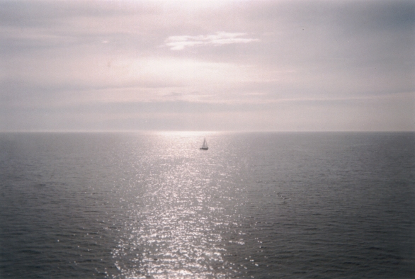 Farbphoto: Ein Segelschiff auf der Ostsee im Mai 2002. Copyright by jen.