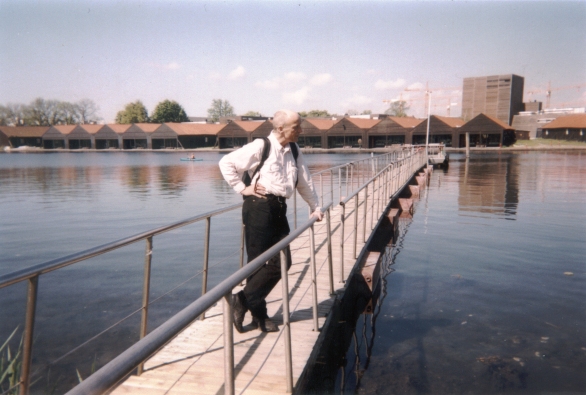 Photo: Erwin Thomasius auf einem Steg über dem Wasser, westlich der Straße Refshalevej. Blick auf das im Westen gegenüberliegende Ufer. Mai 2002. Copyright by jen.