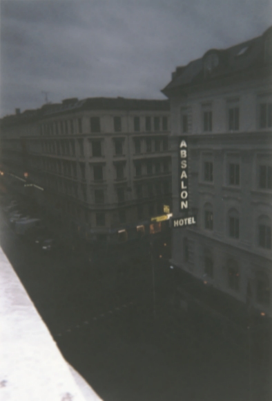 Farbphoto: Blick auf das Hotel ABSALON in der Straße Helgolandsgade bei Nacht und bei Regen im Stadtteil Vesterbro in Kopenhagen in Dänemark. Mai 2002. Copyright by jen.