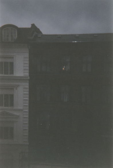 Farbphoto: In der Straße Helgolandsgade in dem Stadtteil Vesterbro in Kopenhagen bei Nacht und Regen. Mai 2002. Copyright by jen.