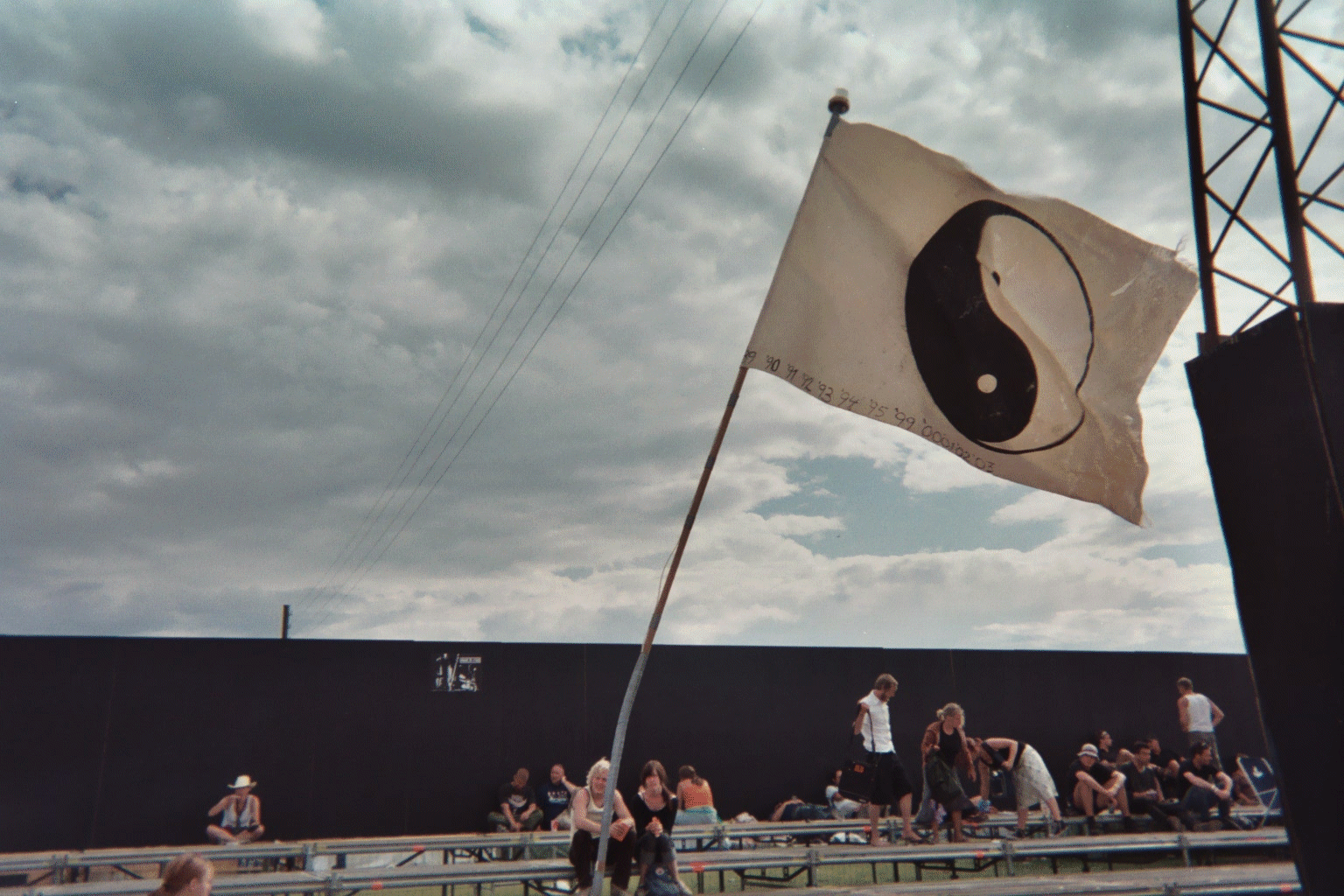 Eine Flagge mit dem YING UND YANG Symbol auf dem ROSKILDE FESTIVAL in Roskilde in Dänemark. Juni 2003. Photo: Erwin Thomasius.