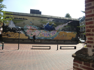 Farbfoto: Das Gemälde KAMPF UMS WASSER von den Künstlern Alberto Carmona, Hebert Müller und Bernd Meyse an dem Bunker in der Kirchstraße in Emden im Juli des Jahres 2014. Fotografin: I.O.