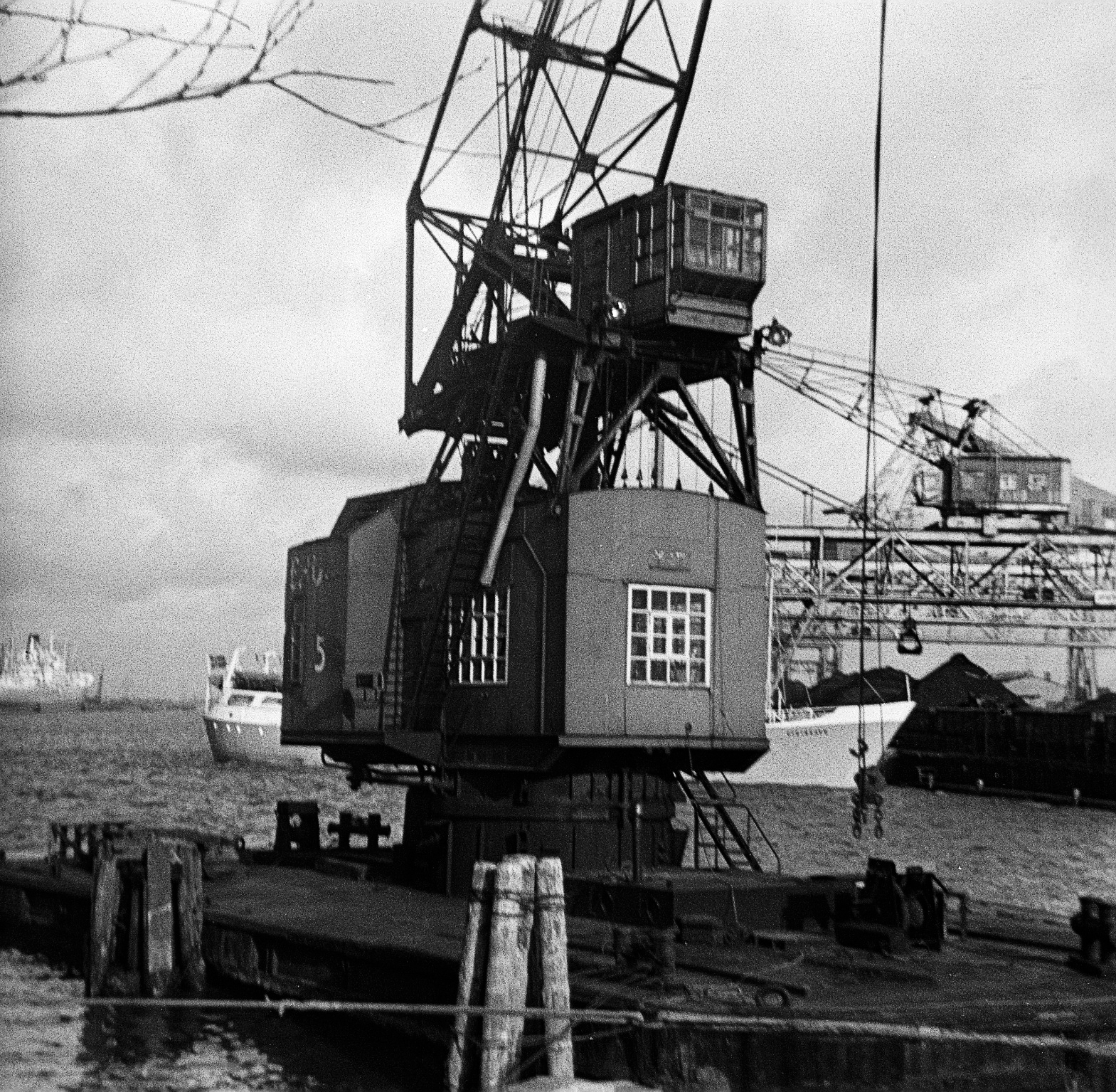 Foto von Kränen in dem Emder Hafen aus dem Jahr 1967. Foto: Erwin Thomasius.