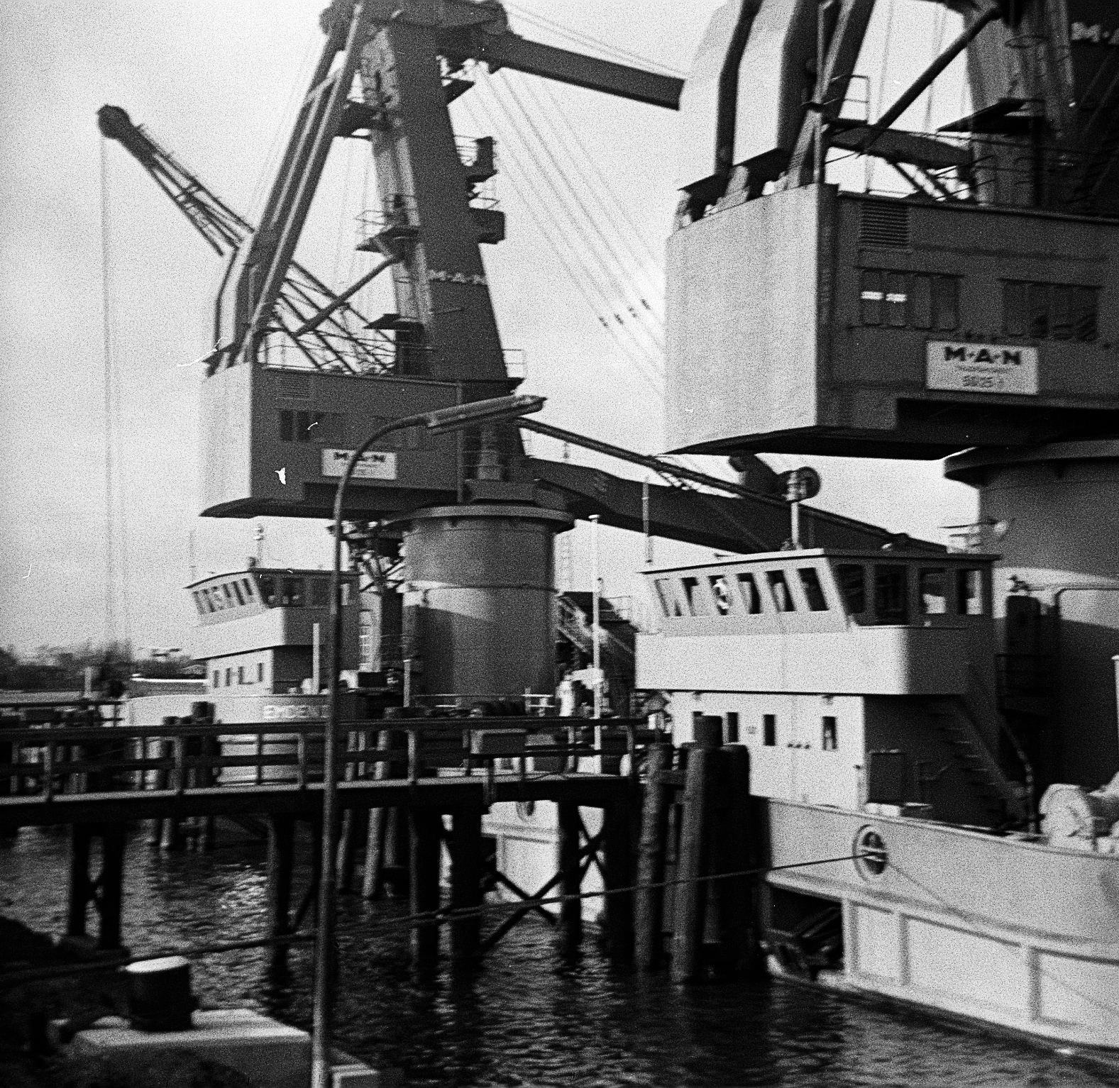 Foto von MAN - Kränen in dem Emder Hafen aus dem Jahr 1967. Foto: Erwin Thomasius.
