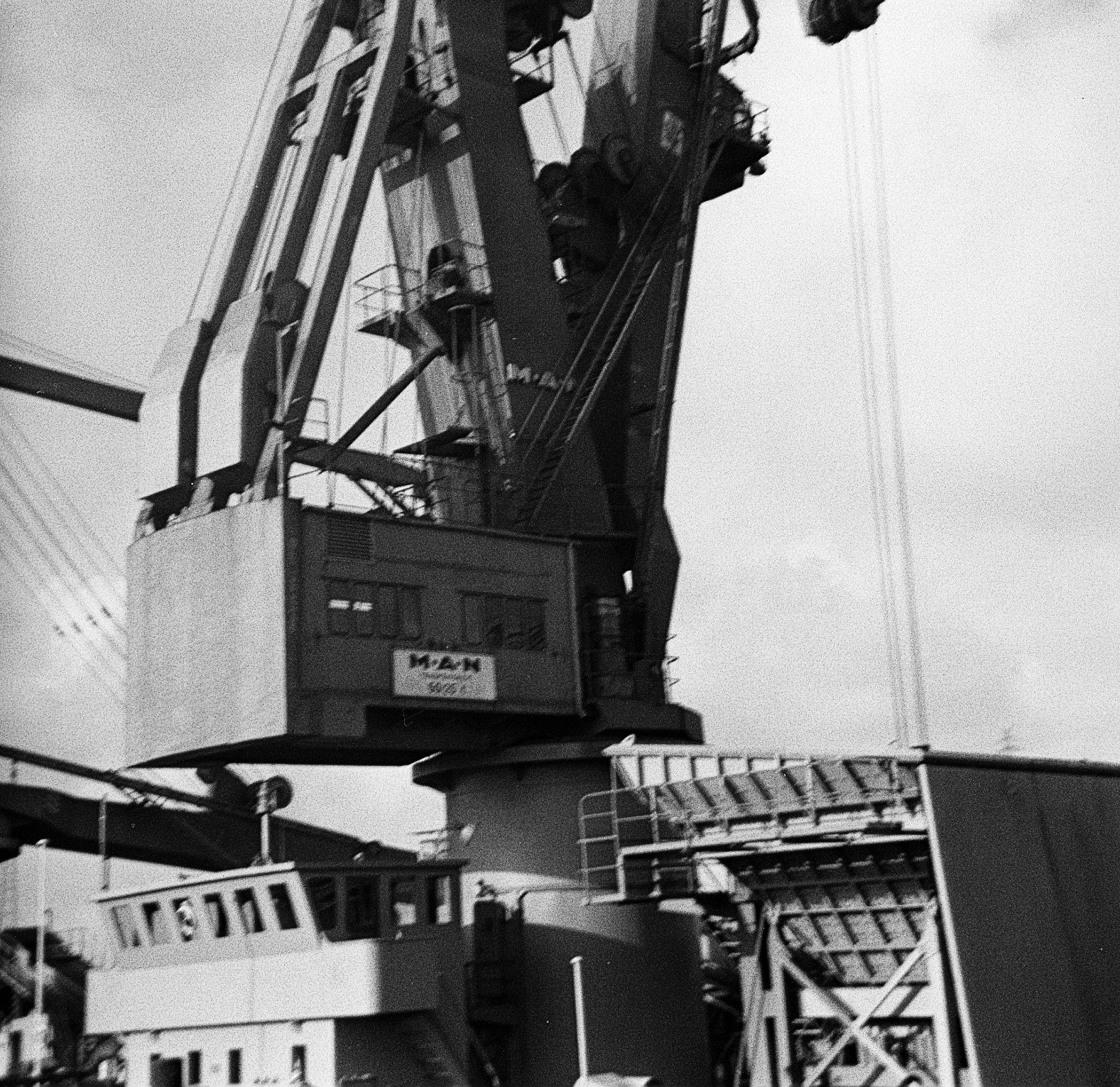 Foto von einem MAN - Kran im Emder Hafen aus dem Jahr 1967. Foto: Erwin Thomasius.