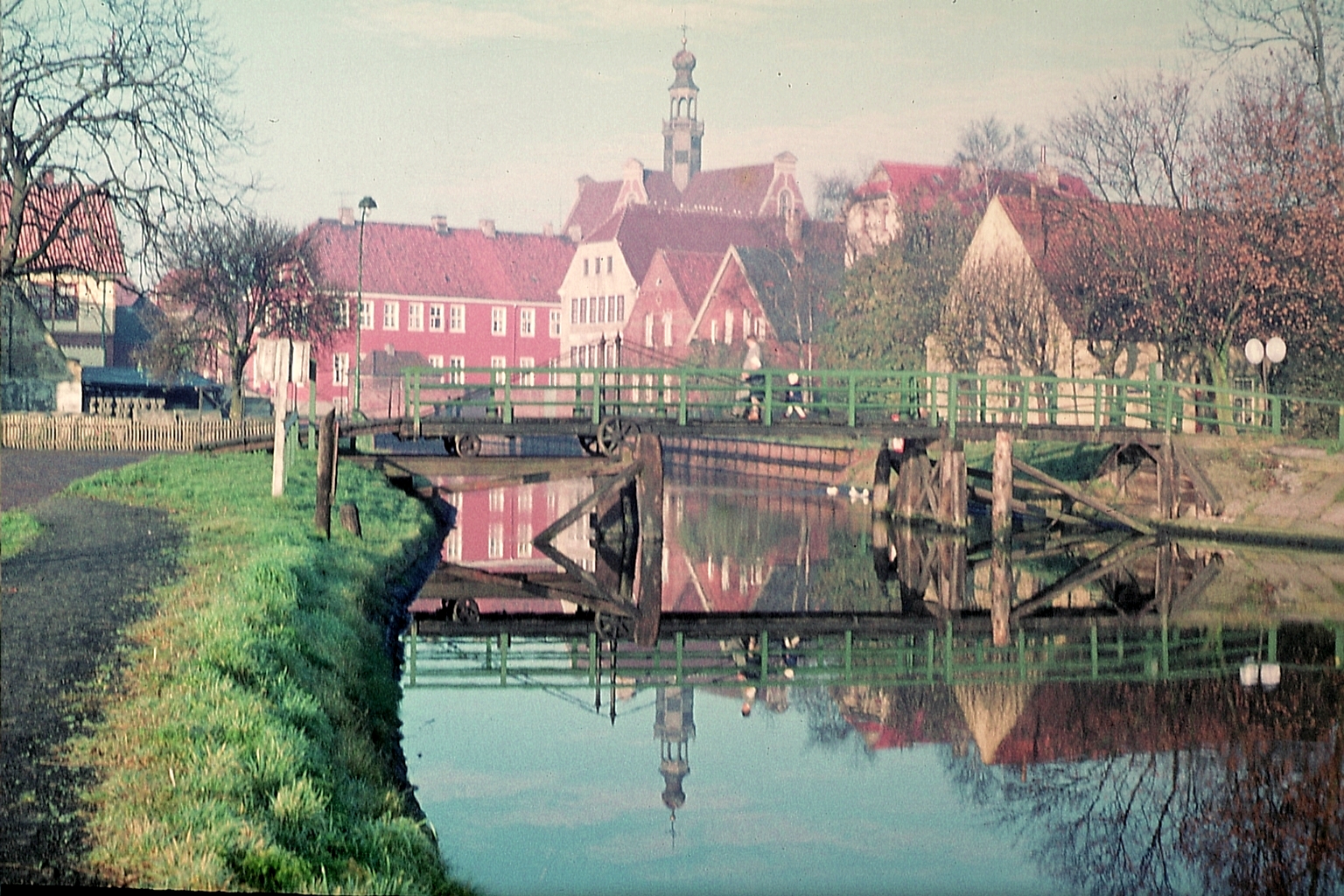 Farbfoto: Blick über die Witwenbrücke und das Rote Siel Richtung Innenstadt. In Emden 1958. Foto: Ingrid Oostinga.