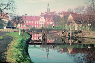 Farbfoto: Blick auf die über Rotes Siel führende Witwenbrücke. In Emden im Jahre 1958.