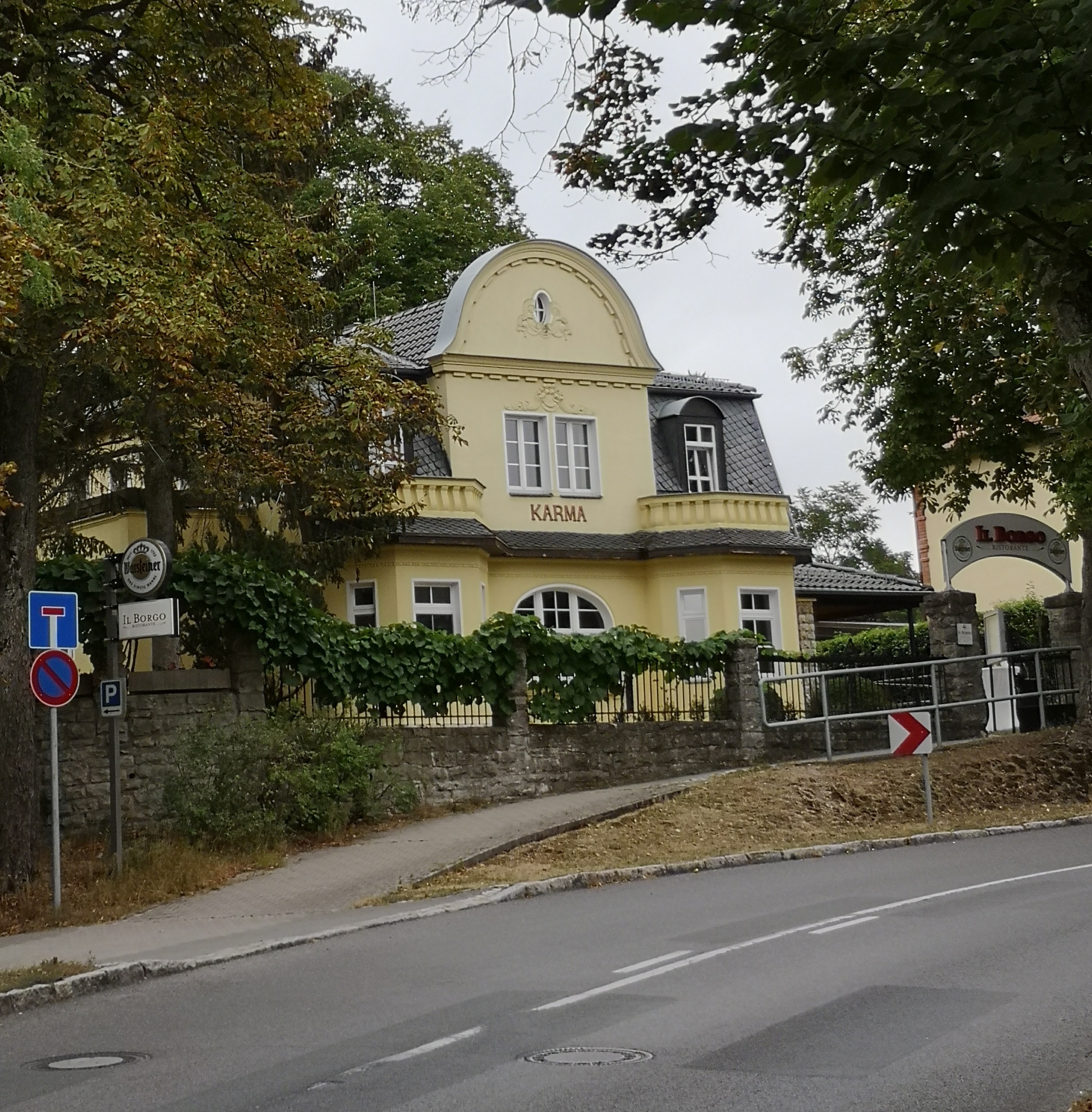 Die alte Jugendstilvilla KARMA in Grünheide in der Mark Brandenburg bei Berlin in der Karl-Marx-Straße auf dem Friedhofberg im September des Jahres 2019. Farbfoto: Erwin Thomasius.