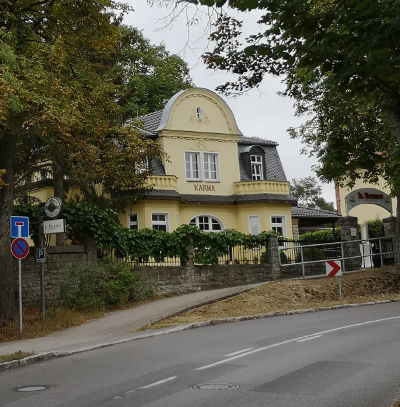 Farbfoto: Die alte Jugendstilvilla KARMA in der Karl-Marx-Straße auf dem Friedhofberg in Grünheide in der Mark Brandenburg im September des Jahres 2019.