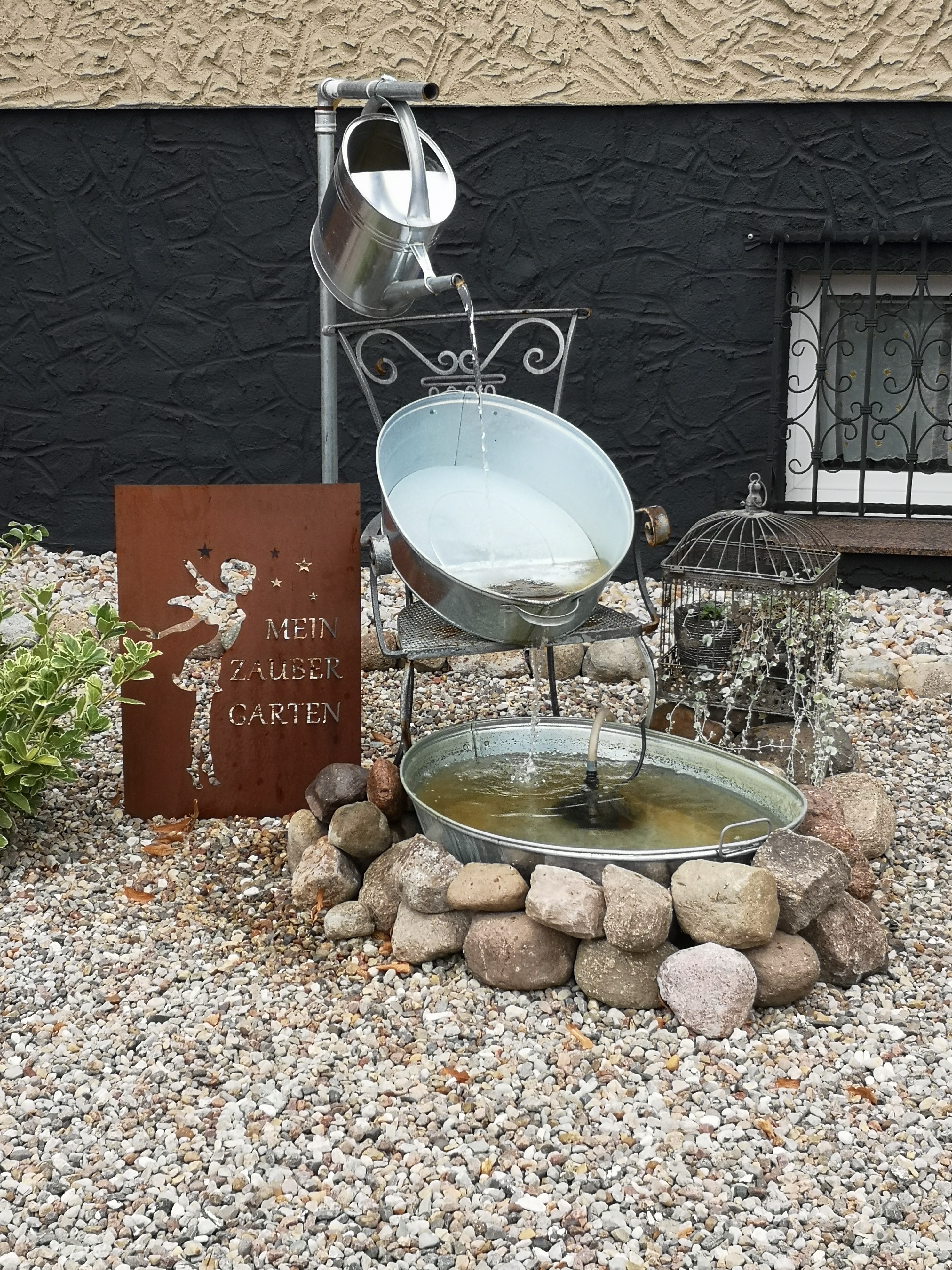 Ein selbstgebauter Brunnen in einem Vorgarten in Grünheide in dem Bundesland Brandenburg bei Berlin im September des Jahres 2019. Farbfoto: Erwin Thomasius.