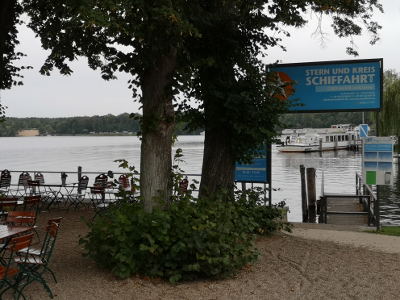 Farbfoto: Die Anlegestelle für Passagierschiffe in dem Peetzsee in Grünheide bei Berlin in der Mark Brandenburg im September des Jahres 2019.