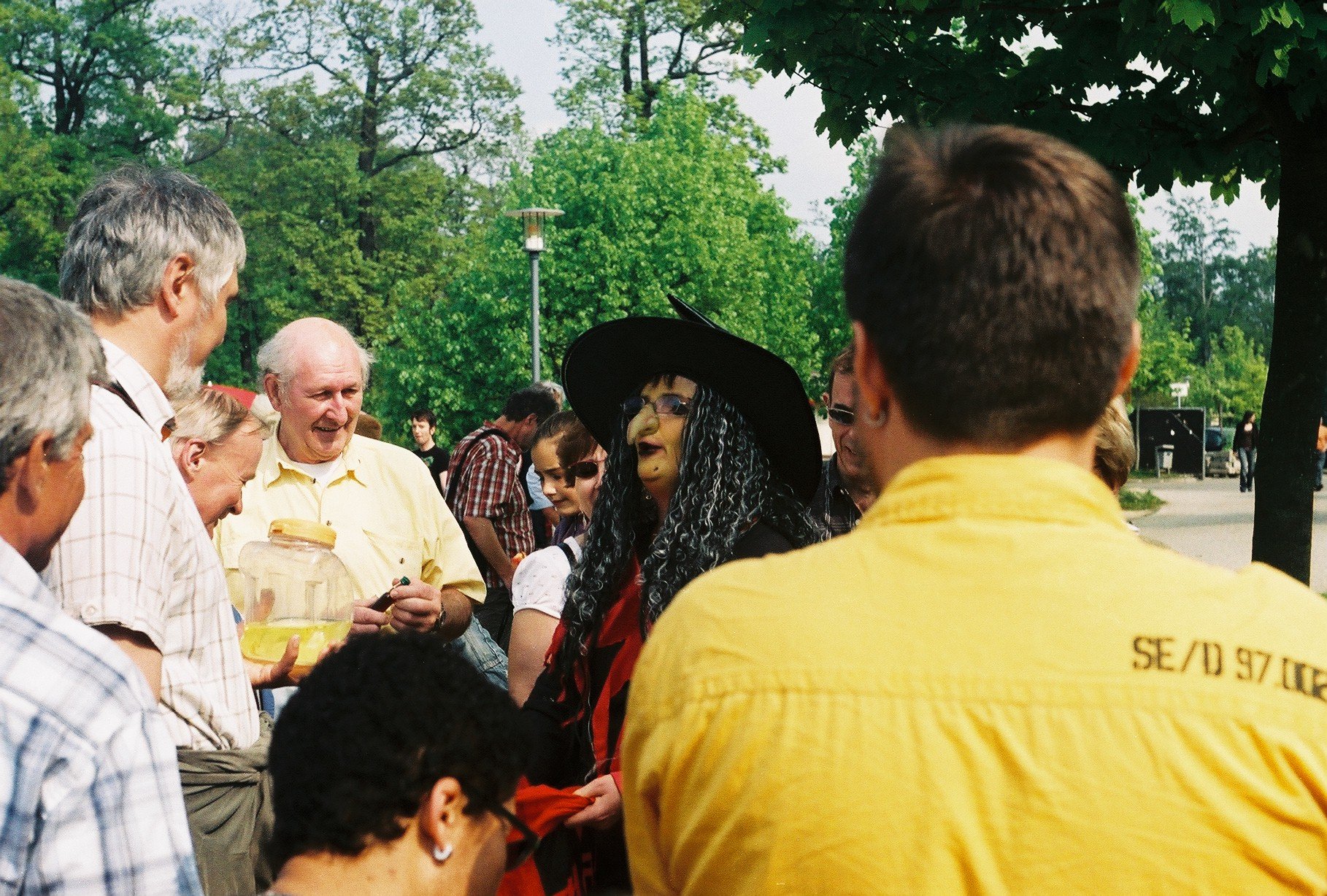 Farbphoto: Eine eine Hexe darstellende Schauspielerin auf dem Hexentanplatz oberhalb von Thale im Mai 2009.