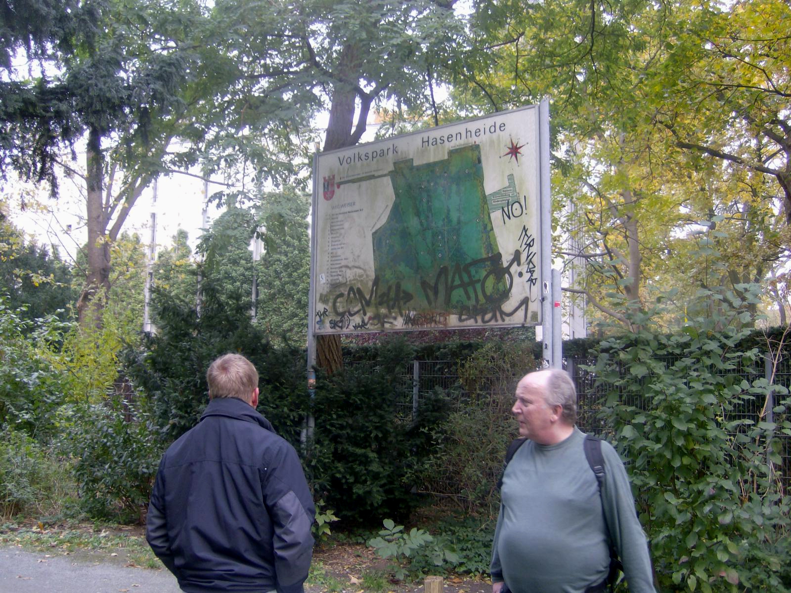 Farbfoto: Vor dem Wegweiser in den Volkspark Hasenheide am Eingang Karlsgartenstraße / Ecke Fontanestraße im Oktober des Jahres 2011. Fotograf: R.I.