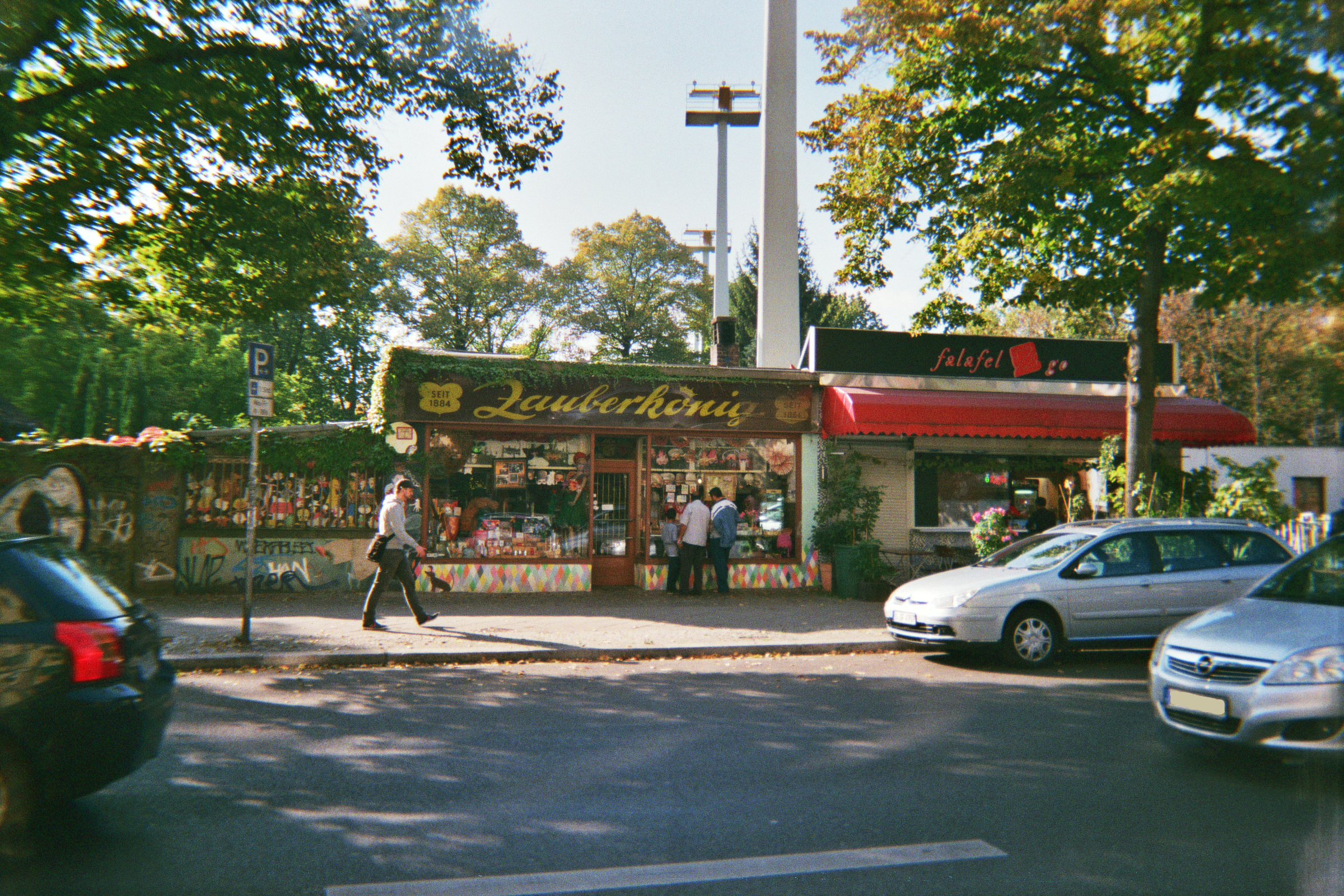 Farbfoto: Blick von der Thomasstrasse aus auf die Hermannstraße und auf drei Masten der Anflugbefeuerung für den Flughafen Tempelhof. In Berlin im Oktober des Jahres 2014. Foto: Erwin Thomasius.