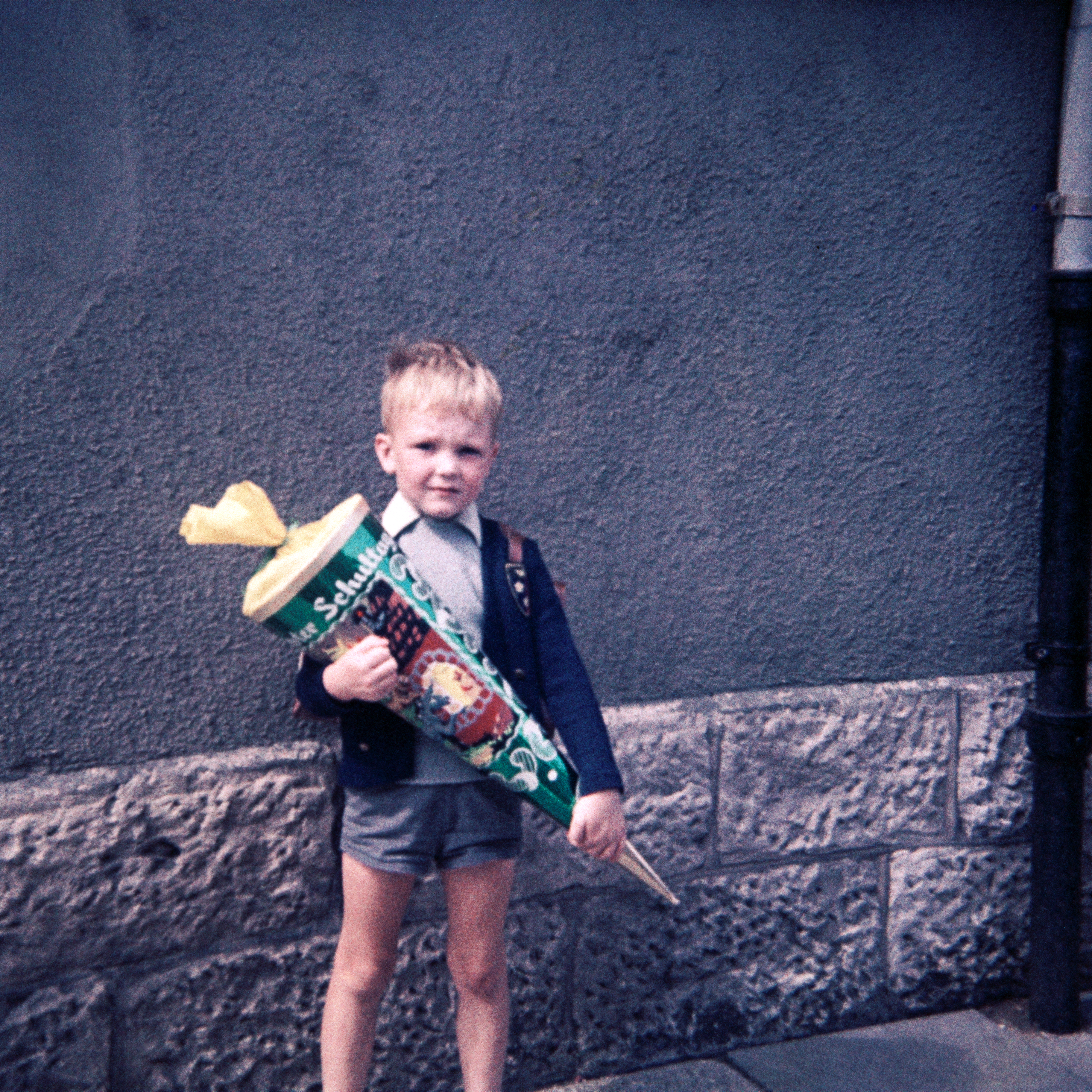 Ein Junge am Tage seiner Einschulung mit seiner Zuckertuete Sprengerstraße/ Ecke Struckmannstraße in Hildesheim im Jahre 1967.