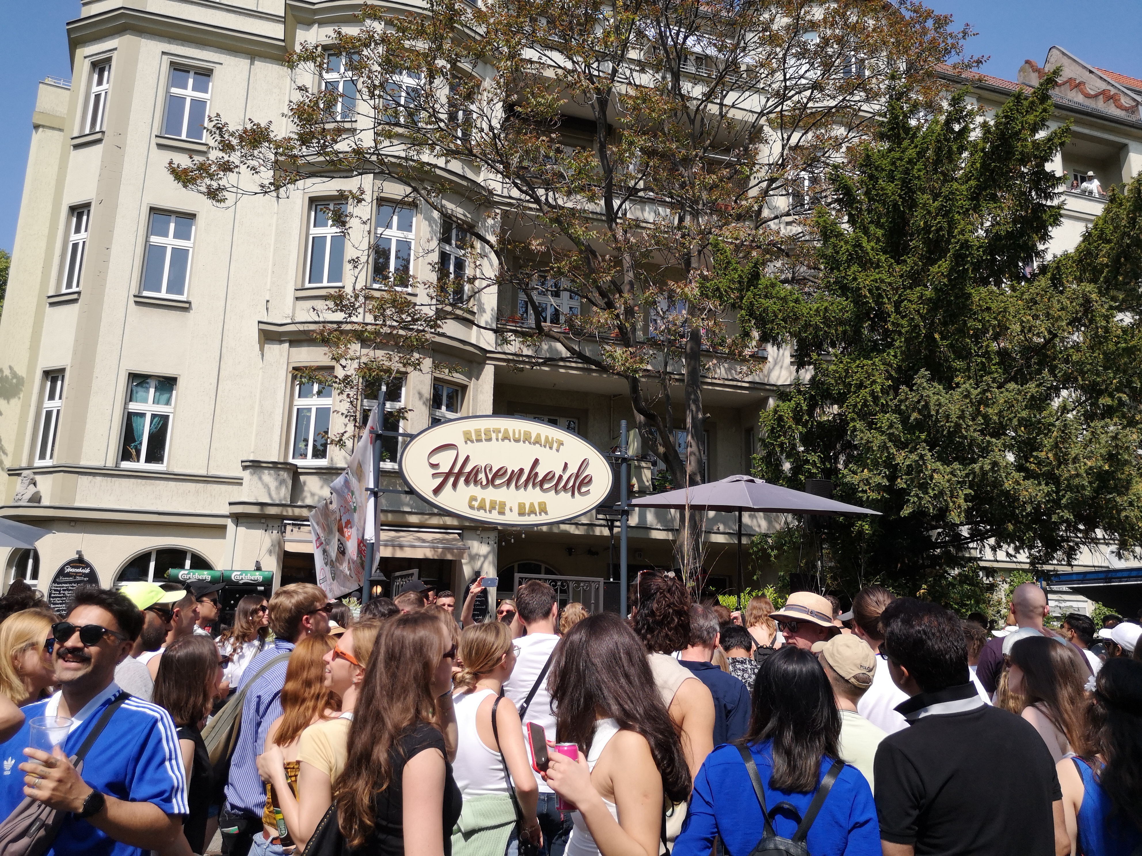 Foto vom Karneval der Kulturen am  Pfingstsonntag, dem 28. Mai 2023 auf der Straße Hasenheide in Kreuzberg in Berlin (Germany). Fotograf: Erwin Thomasius.