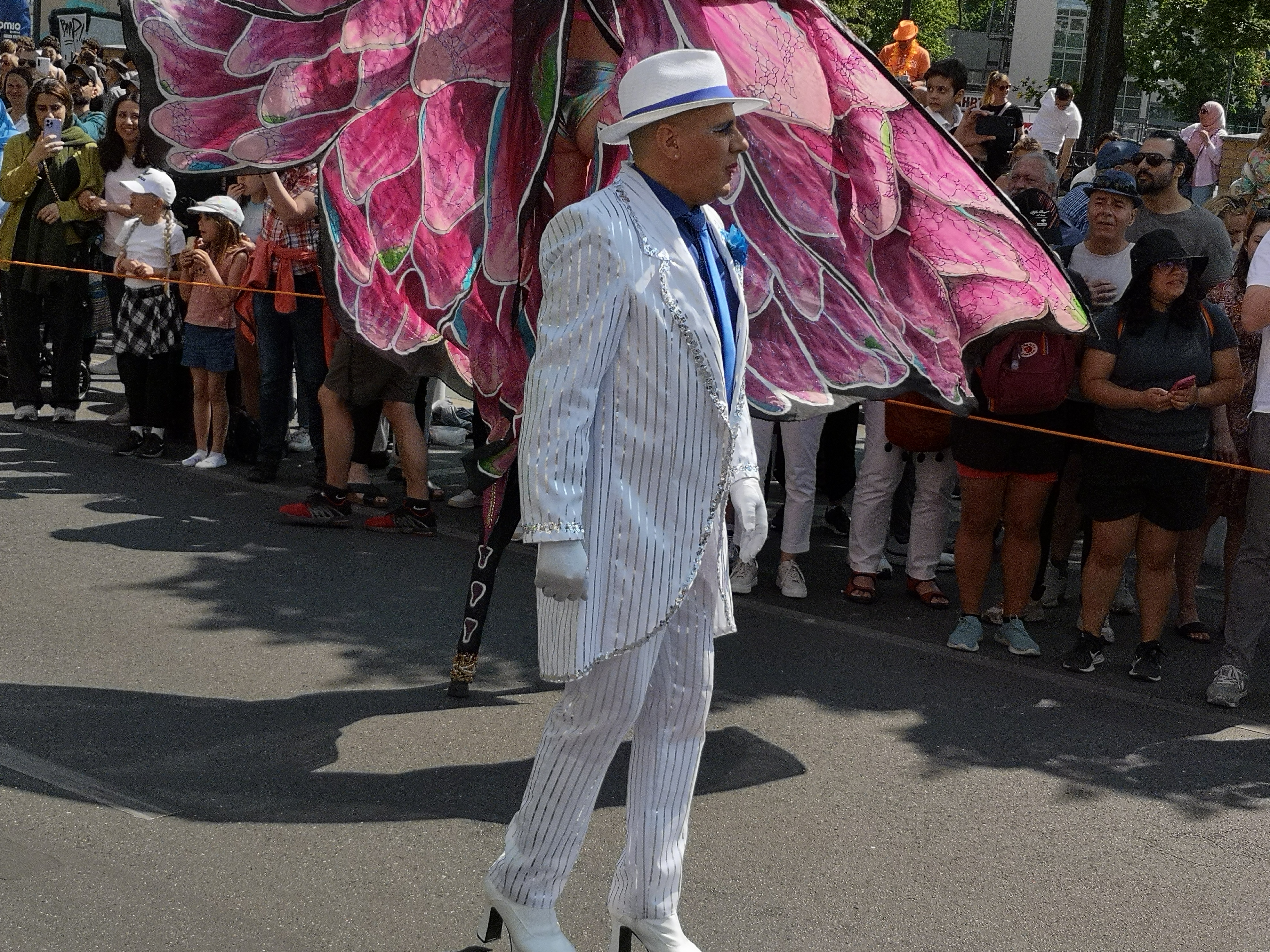 Foto von Samba beim Umzug vom Karneval der Kulturen am 28. Mai 2023 in Kreuzberg und in Neukölln in Berlin. Fotograf: Erwin Thomasius.