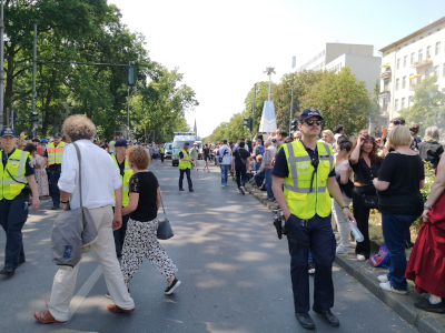 Farbfoto von der Spitze des Umzugs vom Karneval der Kulturen in Berlin am 28. Mai 2023. Fotograf: Erwin Thomasius.