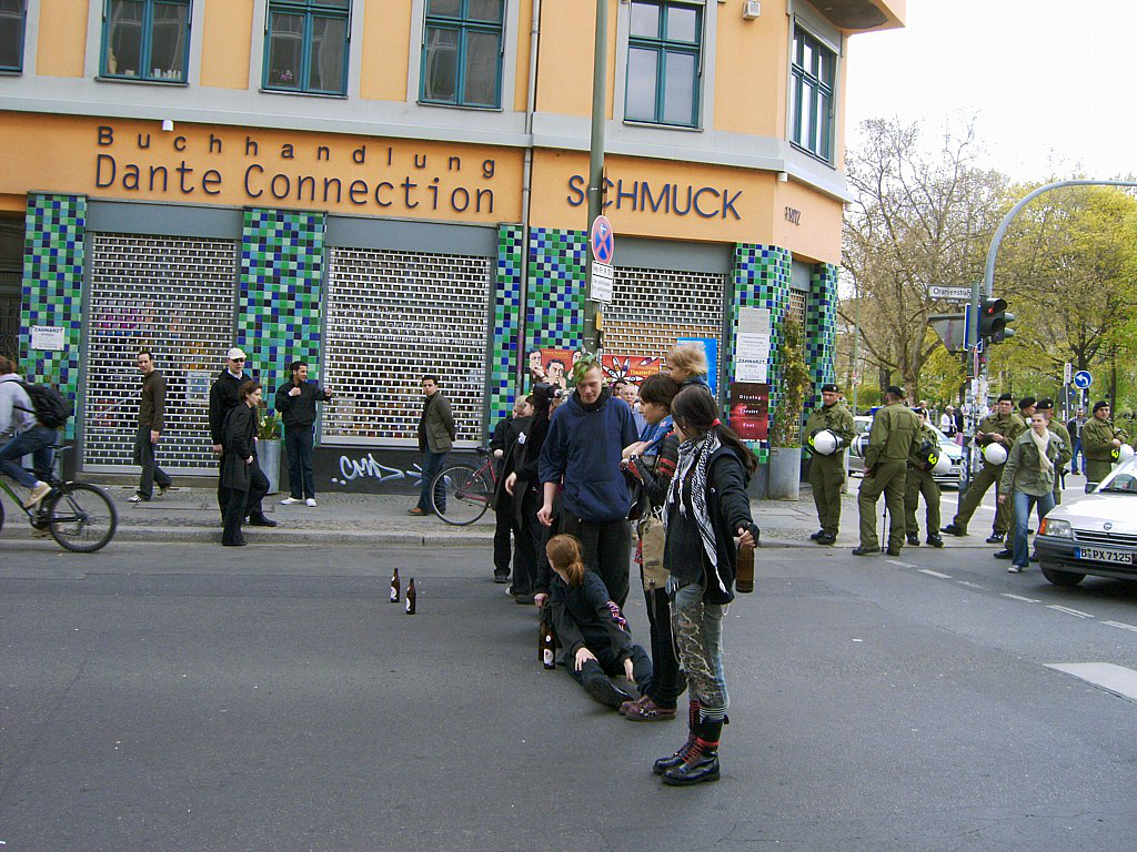 Farbfoto vom 1. Mai 2006 in Kreuzberg in Berlin (Germany). In der Oranienstraße. Im Bildhintergrund links die italienische Buchhandlung Dante Connection. Copyright by Kim Hartley.