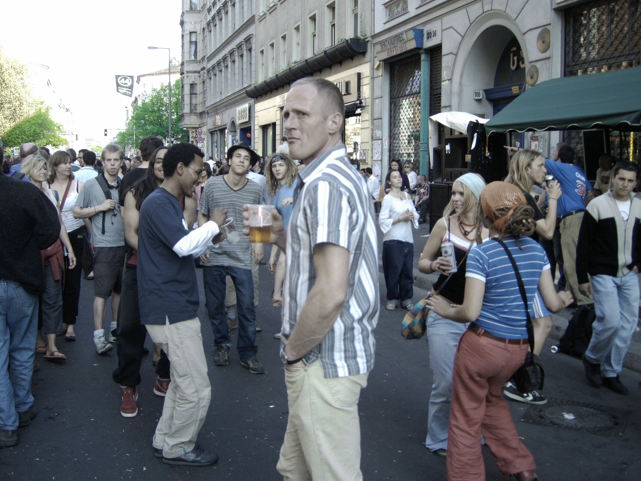 Photo von tanzenden Menschen am ersten Mai 2005 in der Oranienstrasse in Kreuzberg vor der Discothek SO36. Photo: Kim Hartley.